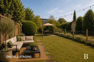 Locatie:
Deze te renoveren duplex is gelegen in het hart van Zottegem, op wandelafstand van winkels, horeca, openbaar vervoer en alle dagelijkse voorzieningen. Met een bewoonbare oppervlakte van maar liefst 150 m² biedt het appartement uitzonderlijk veel ruimte en tal van mogelijkheden om het volledig naar eigen smaak te renoveren.
De absolute blikvanger is de zuidgerichte tuin van maar liefst 220 m². Een private buitenruimte van deze omvang is bijzonder uitzonderlijk voor een appartement midden in het centrum van een stad.
Indeling:
De duplex beschikt over 150 m² bewoonbare oppervlakte, verdeeld over twee niveaus. Het appartement omvat onder meer een ruime en lichtrijke leefruimte, keuken, twee volwaardige slaapkamers, badkamer en een praktische kelder.
Het appartement is te renoveren en vormt daardoor de ideale basis voor wie een woning volledig naar eigen smaak en woonstijl wil inrichten. Dankzij de royale oppervlaktes en de vele natuurlijke lichtinval zijn er heel wat mogelijkheden om hier een bijzonder aangename en hedendaagse woonomgeving te creëren.
Vanuit het appartement geniet u van de uitzonderlijk grote zuidgerichte tuin van 220 m², een zeldzame combinatie met een ligging pal in het centrum van Zottegem.
Troeven:
Te renoveren naar eigen smaak
15 Zonnepanelen
Maar liefst 150 m² bewoonbare oppervlakte
220 m² grote zuidgerichte tuin
2 volwaardige slaapkamers
Duplex gelijkvloersappartement
Gelegen in hartje Zottegem
Veel natuurlijke lichtinval
EPC-label B
Elektriciteit conform
Overal dubbele beglazing
Het appartement is te renoveren, maar beschikt reeds over een interessante technische basis. Zo behaalt het een gunstig EPC-label B, is de elektrische installatie conform en is het appartement overal voorzien van dubbele beglazing.
De renovatie biedt een toekomstige eigenaar de mogelijkheid om de woning volledig naar eigen smaak af te werken, zonder dat daarbij van nul moet worden gestart op energetisch vlak. Met 150 m² bewoonbare oppervlakte en een zuidgerichte tuin van 220 m² in hartje Zottegem is dit een bijzondere renovatieopportuniteit voor wie de ruimte en buitenbeleving van een woning zoekt, maar tegelijk midden in de stad wil wonen.
Voor meer informatie of een gratis waardebepaling van uw vastgoed kan u een aanvraag invullen op onze website of even bellen op het nr. 03/345.88.99.