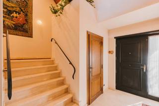 Voor verdere info of een vrijblijvende waardebepaling van uw eigendom: michael@homixx.be of 016 199 344.<br /><br />Ontdek deze charmante en prachtig onderhouden villa, uniek gelegen aan de Pullaarsteenweg in Puurs-Sint-Amands. Deze uiterst ruime open bebouwing bevindt zich op een royaal perceel van 16 are 47 centiare en biedt met een bewoonbare oppervlakte van maar liefst 318 vierkante meter alle ruimte en comfort die een modern gezin ambieert. Dankzij de doordachte indeling en de grote raampartijen geniet u hier elke dag van een overvloed aan natuurlijk licht en een open gevoel.<br /><br />Bij het betreden van de woning wordt u verwelkomd in een sfeervolle sfeer die getuigt van jarenlang liefdevol onderhoud. De riante leefruimte sluit naadloos aan op de moderne, open keuken, die volledig is uitgerust om van elke maaltijd een plezier te maken. Grote glaspartijen brengen de prachtig aangelegde tuin en het gezellige terras rechtstreeks naar binnen. De tuin is een absolute oase van rust waar u in alle privacy kunt genieten van zonnige dagen en ontspannen momenten met het gezin. Verder beschikt het gelijkvloers over een praktische wasplaats, een gastentoilet en een inpandige garage met één vaste staanplaats, aangevuld met een extra buitenparkeerplaats op de oprit. De woning is tevens voorzien van een handige kelder en kruipkelder, ideaal voor extra opslag en technisch onderhoud.<br /><br />Op de verdieping bevinden zich vier volwaardige en ruime slaapkamers, die stuk voor stuk zijn uitgerust met praktische, op maat gemaakte inbouwkasten. Daarnaast beschikt de woning over twee stijlvolle, comfortable badkamers en twee extra toiletten, waardoor de ochtenddrukte moeiteloos verloopt. Een ruime zolder biedt bovendien nog tal van uitbreidingsmogelijkheden of extra bergruimte naargelang uw eigen behoeften.