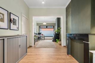 <p>Wie houdt van karakter, ruimte en de vrijheid om een woning helemaal naar eigen smaak vorm te geven, vindt hier een mooie basis.</p><p> </p><p>Op het gelijkvloers zorgen de hoge plafonds, authentieke deuren en royale ruimtes meteen voor sfeer. De ruime voorkamer is momenteel ingericht als kantoor, maar leent zich perfect als leefruimte. Verder naar achteren volgen verschillende ruimtes die flexibel kunnen worden ingevuld. De grote, lichtrijke ruimte met bijzondere lichtkoepel vormt daarbij een echte blikvanger en biedt tal van mogelijkheden als eetkamer, speelruimte, atelier of extra leefruimte. Ook de keuken kan volledig naar eigen smaak worden vernieuwd.</p><p> </p><p>Op de verdiepingen bevinden zich <strong>vier slaapkamers</strong> en daarboven wacht nog een <strong>inrichtbare zolder</strong>, ideaal voor wie extra woon-, werk- of hobbyruimte wenst.</p><p> </p><p>Buiten beschikt de woning over een koer en tuin, een fijne plek om van het buitenleven te genieten.</p><p> </p><p>De woning vraagt renovatie en verdere afwerking, maar biedt daardoor alle vrijheid om er een thuis van te maken die helemaal bij jou past. <strong>Met EPC-label D geldt bovendien geen renovatieverplichting</strong>, waardoor je de werken op eigen tempo kunt aanpakken.</p><p> </p><p><strong>Benieuwd naar de mogelijkheden? Contacteer Chiara voor een bezoek.</strong></p>