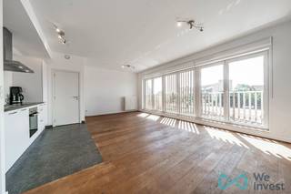 Infos &amp; visites – 02 315 51 71<br /><br />We Invest Brussels vous présente ce superbe appartement de 73 m², idéalement situé Avenue Nippone, dans le très recherché quartier Delta à Auderghem, à proximité immédiate des commerces, transports, écoles et de toutes les commodités.<br /><br />Situé au 2ᵉ étage, cet appartement construit en 2018 est en excellent état et offre un cadre de vie moderne et confortable. Dès l'entrée, vous découvrez un agréable séjour lumineux de 30 m², une cuisine fonctionnelle, une belle chambre de 16 m², une salle de bains ainsi qu'une buanderie pratique.<br /><br />L'appartement bénéficie d'excellentes performances énergétiques avec un PEB B et d'une installation électrique conforme. Son état impeccable permet une installation immédiate, sans travaux à prévoir.<br /><br />Grâce à sa construction récente, son excellent état et sa situation privilégiée dans le quartier Delta, ce bien constitue une opportunité idéale pour un premier achat ou un investissement locatif.<br /><br />Un emplacement de parking supplémentaire et obligatoire complète le bien au prix de 25.000 €.<br /><br />À visiter sans tarder ! Une rare opportunité dans le quartier.