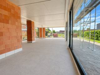 In de prestigieuze Residentie Westlane komt een ruime handelsruimte (133 m²) op het gelijkvloers te koop. Dankzij de ligging met een goede zichtbaarheid vanaf de Natiënlaan is dit een absolute toplocatie voor wie wil ondernemen met uitstraling.<br /><br />Hoewel het pand rustig ligt aan de achterzijde, geniet u nog steeds van uitstekende toegankelijkheid. Extra troeven zijn de mogelijkheid tot aankoop van privéstaanplaatsen achter het gebouw en de publieke parking in de buurt, waardoor klanten en bezoekers eenvoudig kunnen parkeren. Ook het Fastnet laadpunt naast de residentie is een grote meerwaarde. Het pand ligt bovendien op wandelafstand van het centrum van Westkapelle, scholen en lokale handelaars, wat het aantrekkelijk maakt voor zowel commerciële als dienstverlenende activiteiten.<br /><br />Dit pand wordt casco aangeboden, waardoor u volledige vrijheid heeft om de ruimte in te richten volgens uw eigen visie. De beschikbare indelingsplannen geven alvast inspiratie voor een efficiënte en functionele inrichting.<br /><br />Dit handelspand biedt een uitstekende opportuniteit voor ondernemers die een stijlvolle en goed bereikbare locatie zoeken, of voor investeerders die kiezen voor een eigendom met sterke verhuurpotentie.<br /><br />Meer informatie? Contacteer Wilem Cauwels Real Estate: 050/89.27.70