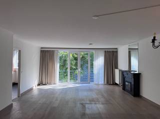 <p><span>Ruim appartement met 2 slaapkamers, terrassen, garagebox en kelder in het centrum van Mol</span></p><p><span> </span></p><p><span>Dit ruime en lichtrijke appartement is gelegen op de tweede verdieping van een verzorgd gebouw, voorzien van een lift, en bevindt zich op een uitstekende locatie in het centrum van Mol. </span></p><p><span>Winkels, horecazaken, scholen en andere voorzieningen bevinden zich allemaal op wandelafstand.</span></p><p><span>Via de inkomhal met vestiaireruimte betreedt u de ruime woonkamer, die dankzij de grote raampartijen geniet van een aangename natuurlijke lichtinval. </span></p><p><span>De parketvloer en sierhaard zorgen hier voor extra sfeer en karakter.</span></p><p><span>Aansluitend bevindt zich de semi-open keuken, die voorzien is van alle nodige comfort en beschikt over een praktische koele berging.</span></p><p><span> </span></p><p><span>Verder omvat het appartement een apart gastentoilet, een badkamer met ligbad en een douche.</span></p><p><span> Er zijn twee slaapkamers: één bijzonder ruime slaapkamer en een tweede slaapkamer die voorzien is van handige ingebouwde kasten.</span></p><p><span>Het appartement beschikt bovendien over zowel een terras aan de voorzijde als aan de achterzijde, waardoor u op verschillende momenten van de dag van de buitenlucht kunt genieten.</span></p><p><span>Tot slot zijn er een privatieve kelder en een garagebox onder het gebouw inbegrepen, wat zorgt voor extra bergruimte en comfortabel parkeren.</span></p><p><span> </span></p><p><span>Troeven:</span></p><ul><li><span>Zeer ruime en lichtrijke leefruimtes</span></li><li><span>2 slaapkamers</span></li><li><span>Lift aanwezig</span></li><li><span>Terras aan voor- én achterzijde</span></li><li><span>Semi-open keuken met koele berging</span></li><li><span>Badkamer met ligbad en douche</span></li><li><span>Ingebouwde kasten in de tweede slaapkamer</span></li><li><span>Privatieve kelder</span></li><li><span>Garagebox</span></li><li><span>Uitstekende centrale ligging in Mol</span></li><li><span>Alles op wandelafstand</span></li><li><span>Gunstige EPC-waarde</span></li></ul><p><span> </span></p><p><span>Een ideaal appartement voor wie ruim en comfortabel wil wonen op een centrale locatie in het hart van Mol!</span></p><p><span> </span></p>