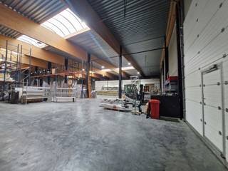 <p>Ideaal gelegen in de <strong>Hauts-Sarts</strong>-bedrijvenzone, met uitstekende zichtbaarheid en directe toegang tot de autosnelwegen. Het gebouw omvat:</p>
<h3>🏭 <strong>Magazijn – 1.910 m²</strong></h3>
<ul>
<li>
<p>Gepolierde betonvloer</p>
</li>
<li>
<p>Vrije hoogte min. 7 m</p>
</li>
<li>
<p>LED-verlichting + natuurlijk licht</p>
</li>
<li>
<p>3 gemotoriseerde sectionaalpoorten</p>
</li>
<li>
<p>Atelier</p>
</li>
<li>
<p>Driefasig 3x400V – Water</p>
</li>
</ul>
<h3>🏢 <strong>Kantoren – 440 m²</strong></h3>
<ul>
<li>
<p>2 niveaus van 220 m²</p>
</li>
<li>
<p>Tegelvloer, dubbele beglazing</p>
</li>
<li>
<p>IT-bekabeling</p>
</li>
<li>
<p>Vloerverwarming (gas)</p>
</li>
<li>
<p>Geïntegreerde verlichting</p>
</li>
<li>
<p>Kitchenette &amp; sanitair</p>
</li>
</ul>