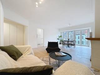 Energiezuinig appartement op een steenworp van tal van faciliteiten, bestaande uit een ruime inkomhal met afzonderlijk toilet en ingemaakte...