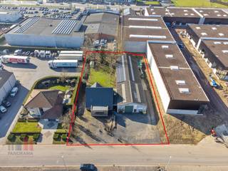 Het terrein met loods en woning ligt nabij de bedrijvige Bruggesteenweg (N32), op slechts 5 minuten van de ring rond Roeselare (R32) en heeft...
