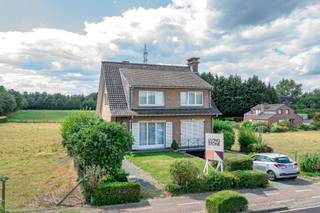 <p>Située dans un emplacement central à proximité du centre de Dilbeek, cette charmante villa avec 3 chambres offre un cadre de vie idéal pour une famille grâce à ses beaux volumes, ses espaces de vie lumineux et son environnement verdoyant. La maison a toujours été soigneusement entretenue et peut être entièrement aménagée selon vos goûts moyennant quelques travaux de rafraîchissement.</p><p>Vous accédez à la propriété par un hall d’entrée spacieux avec toilette visiteurs.</p><p>Depuis le hall, vous découvrez un agréable séjour lumineux qui se prolonge harmonieusement vers la salle à manger. La cuisine équipée offre une belle vue sur le jardin.</p><p>À l’extérieur, vous profitez d’une agréable terrasse et d’un jardin facile d’entretien avec une magnifique vue sur les espaces verts environnants. Entouré de verdure, le jardin offre calme et intimité.</p><p>Au premier étage se trouve un hall de nuit desservant trois chambres spacieuses, une salle de bains et une toilette séparée.</p><p>Une pratique grenier de stockage vient compléter l’ensemble.</p><p>La maison dispose également d’un sous-sol complet comprenant un grand garage, une buanderie ainsi que plusieurs espaces de rangement. Un atout supplémentaire est l’accès direct au jardin depuis le sous-sol.</p><p>La situation est particulièrement avantageuse : à quelques pas de la gare de Dilbeek, des commerces, des écoles et des transports en commun, vous bénéficiez d’une excellente accessibilité et de toutes les commodités quotidiennes à proximité.</p><p>Ne manquez pas cette opportunité unique ! Contactez-nous dès aujourd’hui et planifiez votre visite via le site internet de Living Stone. </p>