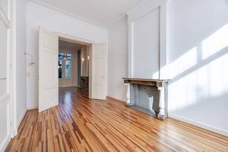 In het BRUISENDE stadscentrum van BRUGGE vinden we dit STIJLVOL appartement terug. Nabij het Minnewaterpark en station gelegen!<br />Het appartement VERRAST met AUTHENTIEKE elementen, gecombineerd met MODERNE accenten.<br />Goedgekeurde elektriciteit.<br />De indeling is als volgt: spatieuze leefruimte met parket en hoge plafonds, moderne LICHTRIJKE keuken, slaapkamer op mezzanine, badkamer met inloopdouche, toilet, berging en RUIME KELDER.<br />Als kers op de taart een ZONNIGE stadstuin met TERRAS, helemaal privé!<br />Plaats voor een fiets in de inkom, mogelijkheid tot aankoop garagebox. Een plaats om tot rust te komen vlakbij alles wat Brugge die scone te bieden heeft.<br />Absoluut pluspunt: kleinschalig gebouw en geen syndicuskosten.<br />Kom snel op ontdekking in dit UITZONDERLIJK appartement! EPC 343 kWh/m² UC391742