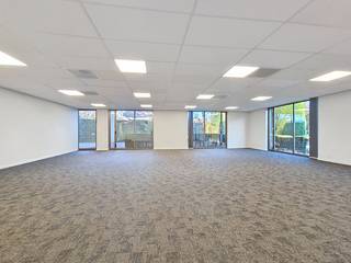 Dit kantorenpark (Latem Business Park) bestaat uit 4 kantoorgebouwen en ligt op een uitstekende locatie die zowel een vlotte bereikbaarheid als een hoge mate aan visibiliteit garandeert. De site is goed bereikbaar met de wagen én met het openbaar vervoer, voor een vlot woon-werkverkeer. Het kantorenpark ligt langs de Kortrijksesteenweg in Sint-Martens-Latem, vlakbij de E40 en E17, en dus op een steenworp van Gent. Het kantoor geniet dankzij de grote raampartijen van veel natuurlijk licht en een groene omgeving. Oppervlakte:- 149 m² - 174 m² - 141 m² - 132 m² - 139 m² - 162 m² Specificaties: - dubbele beglazing- deels landschapskantoor, deels ingedeeld- tapijttegels- verlaagd plafond met ingewerkte lichtarmaturen- energiezuinig koeling- en verwarmingssysteem (warmtepomp)- centrale verwarming op aardgas- airconditioning- kabelgoten- kitchenette- sanitairBent u geïnteresseerd in dit bedrijfsvastgoed bestaande uit kantoren te huur in Sint-Martens-Latem? Aarzel dan niet om ons te contacteren via 09 245 35 35.