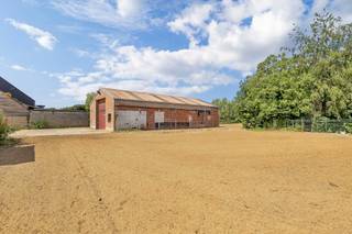 <p>Op een rustige locatie in <strong>Hofstade</strong> vinden we deze <strong>drie percelen</strong> terug <strong>met een</strong> <strong>loods</strong>. Deze loods staat op een perceel van <strong>1.034 m²</strong>. De loods heeft een grootte van <strong>200 m²</strong> en moet gebruikt worden als <strong>opslagplaats</strong>. Extra troef is dat de eigenaars de elektriciteit nog gaan conform stellen. Er horen ook nog <strong>twee extra percelen</strong> bij van <strong>2.231 m² </strong>en <strong>550 m²</strong>. Verder is er een <strong>aanvraag</strong> lopende voor een goedgekeurde <strong>verkavelingsvergunning</strong> voor een <strong>halfopen bebouwing</strong>. Deze woning zou op het <strong>gelijkvloers</strong> een oppervlakte kunnen hebben van <strong>120 m²</strong> en een tweede verdiep van <strong>81m²</strong>. Dit natuurlijk <strong>onder voorbehoud</strong> van goedkeuring van de verkavelingsvergunning, maar deze is lopende.</p>