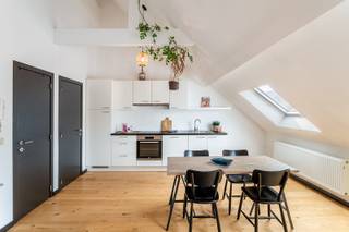 Wonen in de Provinciestraat betekent leven in het hart van de stad, waar alles binnen handbereik ligt en het dagelijks leven zich voor je deur afspeelt. Dankzij de centrale vind je hier een overvloed aan lokale bakkerijen, slagers, gezellige horecazaken en een bruisend aanbod van culturele activiteiten. Daarnaast zijn alle vormen van openbaar vervoer en de buurten Zurenborg, het oude stadscentrum en het hippe BOHO in de directe omgeving te vinden!<br /><br />Het appartement is gelegen op de derde verdieping van een kleinschalig gebouw.<br /><br />De leefruimte en open keuken vormen één geheel en bieden alle ruimte voor een gezellige zithoek en eetplaats. Het hoge plafond zorgt daarbij voor extra licht en een ruimtelijk gevoel. Verder beschikt het appartement over een volwaardige slaapkamer en een badkamer met inloopdouche.<br /><br />Als kers op de taart is er een ruim terras aan de achterzijde, waar je heerlijk kan genieten van de buitenlucht. Om het comfort compleet te maken is er nog een handige zolderberging aanwezig, ideaal als extra opslagruimte.<br /><br />Kortom: een ideale woonst voor starters of een slimme investering.<br /><br />EPC label B, P-score: D, G-score: D, Vg-Wg-Gmo-Gvkr-Gvv