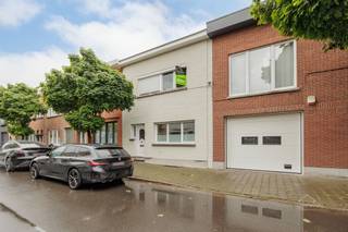<h3><span>Te renoveren woning met tal van mogelijkheden op een uitstekende locatie te Wilrijk</span></h3><p><span>Bent u op zoek naar een woning die u volledig naar uw eigen smaak en wensen kan afwerken? Dan is deze woning in de Galliardstraat 6 te Wilrijk beslist een bezoek waard.</span></p><p><span>Deze woning biedt een uitstekende basis voor wie op zoek is naar een renovatieproject zonder zware structurele werken. Zo werden het dak en de achtergevel reeds geïsoleerd, waardoor een belangrijk deel van de renovatiewerken al achter de rug is. <br />De woning beschikt over een solide structuur, zodat u zich voornamelijk kan focussen op de verdere afwerking en inrichting.</span></p><p><span>Dankzij de gunstige ligging bevindt u zich op korte afstand van winkels, scholen, openbaar vervoer en belangrijke invalswegen. <br />Hierdoor geniet u van een vlotte bereikbaarheid gecombineerd met alle dagelijkse voorzieningen binnen handbereik.</span></p><p><span> </span></p><p><span>Troeven van deze woning:</span></p><ul><li><span>Gelegen op een centrale locatie te Wilrijk</span></li><li><span>Dak reeds geïsoleerd</span></li><li><span>Achtergevel reeds geïsoleerd</span></li><li><span>Geen zware constructiewerken meer noodzakelijk</span></li><li><span>Volledig af te werken naar eigen smaak en budget</span></li><li><span>Ideaal voor handige doe-het-zelvers, investeerders of starters</span></li></ul><p><span> </span></p><p><span>Bent u op zoek naar een woning waarin u uw eigen woonideeën kan realiseren zonder eerst grote structurele werken te moeten uitvoeren? </span></p><p><span>Contacteer ons dan vandaag nog voor meer informatie of een bezoek ter plaatse.</span></p><p><span> </span></p><p><span> </span></p><p><span>Gratis schatting van uw eigendom? Aarzel zeker niet ons te contacteren.</span></p><p><span>7/7 bereikbaar</span></p>