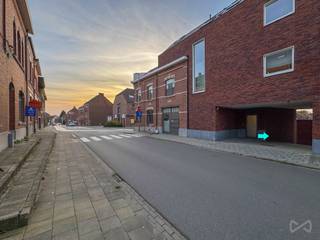 Geniet van het gemak van een overdekte staanplaats in een kleinschalige, recente residentie aan de Holsbeeksesteenweg in Kessel-Lo. Je bent...