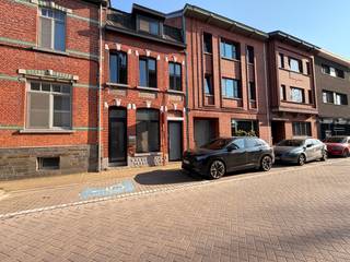 CONTACT <br />Jeroen Vandormael: jeroen@vastgoedvalkenborgh.be <br /><br />**Voor deze woning wordt een eerste gezamenlijk bezoekmoment georganiseerd op woensdag 27 mei 2026 tussen 18u00 en 18u30.<br />Bezoeken verlopen uitsluitend op afspraak en inschrijven is enkel mogelijk via e-mail aan jeroen@vastgoedvalkenborgh.be. Na inschrijving ontvangt u de praktische informatie en bevestiging van uw bezoekmoment.** <br /><br />Welkom in deze charmante en instapklare woning, rustig gelegen aan de Runkstersteenweg 60 te Hasselt.<br />Deze karaktervolle rijwoning bevindt zich op een bijzonder gunstige locatie, vlakbij de Sint-Truiderbrug in Runkst en de passerelle, waardoor het centrum van Hasselt vlot bereikbaar is, zowel met de wagen, te voet als met de fiets. Bovendien wandelt u in slechts vijf minuten naar het bruisende stadscentrum, met winkels, restaurants en alle voorzieningen binnen handbereik. In de straat zijn bovendien voldoende parkeermogelijkheden voorzien, waarbij bewoners gratis kunnen parkeren. <br /><br />De woning werd enkele jaren geleden grondig en smaakvol gerenoveerd, met respect voor haar authentieke uitstraling, waaronder de prachtige gevel die meteen in het oog springt. <br /><br />Achteraan beschikt de woning over een aangename tuin met aangelegd terras en verzorgde graspartij. Een fijne plek om tot rust te komen na een drukke werkdag, te genieten van een zomerse barbecue of simpelweg te ontspannen in alle privacy. <br /><br />De woning beschikt over een centrale inkomdeur, van waaruit fietsen via een afgesloten servitudepad naar de tuin kunnen worden gebracht. Dit pad is enkel toegankelijk voor de bewoners van deze woning en twee achtergelegen woningen, en vormt een praktische en veilige doorgang. <br /><br />Via ditzelfde pad bevindt zich, onmiddellijk na het betreden van de gemeenschappelijke doorgang, een private zij-ingang tot de woning. Deze inkom geeft rechtstreeks toegang tot de inkomhal, die leidt naar een polyvalente ruimte, ideaal als bureel, extra slaapkamer of gezellige tv-ruimte. Verder vindt u op het gelijkvloers een afzonderlijk gastentoilet, een wasplaats met technieken, een volledig geïnstalleerde keuken met ontbijthoek en een lichtrijke leefruimte bestaande uit eetplaats en zithoek, met mooi zicht op het terras en de tuin. <br /><br />Op de eerste verdieping bevindt zich een bijzonder ruime slaapkamer, samen met een aparte badkamer uitgerust met lavabo, toilet en een comfortabele inloopdouche. <br /><br />De tweede verdieping biedt bijkomende ruimte met een ruime slaapkamer en een extra kamer, perfect geschikt als kinderkamer, hobbyruimte of bureel. <br /><br />Kortom, een kwalitatief afgewerkte en gezellige woning op een uitstekende ligging, ideaal voor wie rustig wil wonen met het stadscentrum op wandelafstand. <br /><br />TROEVEN <br />- topligging op wandelafstand van centrum Hasselt <br />- vlotte bereikbaarheid (fiets, auto, te voet) <br />- volledig gerenoveerde woning <br />- charmante gevel met karakter <br />- 2 à 3 slaapkamers + polyvalente ruimte <br />- gezellige tuin met terras <br />- praktische zij-ingang via afgesloten servitudepad <br />- gratis parkeermogelijkheden in de straat <br />- instapklaar en degelijk afgewerkt <br />- scholen vlakbij <br />- veel lichtinval, grote raampartijen <br />- volledig omheind <br /><br />BEKNOPT <br />Bewoonbare opp: 135 m² <br />EPC: 268 kWh / (m² jaar) -  C label <br />Centrale verwarming: aardgas <br />Huurprijs per maand: 1290 euro <br />Algemene onkosten: onderhoud waterontharder <br /><br />**Voor deze woning wordt een eerste gezamenlijk bezoekmoment georganiseerd op woensdag 27 mei 2026 tussen 18u00 en 18u30.<br />Bezoeken verlopen uitsluitend op afspraak en inschrijven is enkel mogelijk via e-mail aan jeroen@vastgoedvalkenborgh.be. Na inschrijving ontvangt u de praktische informatie en bevestiging van uw bezoekmoment.** <br /><br /><br />Meer info: www.vastgoedvalkenborgh.be 