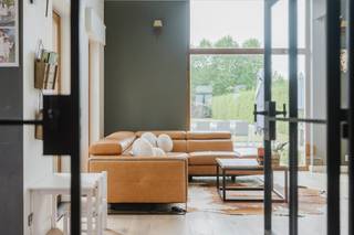 Ben jij op zoek naar een moderne, instapklare en vooral energiezuinige woning? Kom dan deze prachtige villa ontdekken tijdens onze Pre-sale op zaterdag 19/09 van 10u30 tot 12u!<br /><br />Gelegen op een ruim perceel van 1.516 m², biedt deze villa alles wat u zoekt: comfort, ruimte en een prachtige tuin met bijgebouw om heerlijk te ontspannen. <br /><br />Deze villa werd opgetrokken in een landelijk-moderne stijl en verder afgewerkt met kwalitatieve materialen. <br /><br />Binnen geniet je van een ruime, aangename leefruimte met open keuken. De woning is praktisch ingedeeld en combineert comfort met een warme, huiselijke sfeer. Grote raampartijen zorgen voor een overvloed aan natuurlijk licht en een mooi zicht op de ruime tuin. <br /><br />NDELING<br /><br />Ruime inkomhal met toilet - ruime leefruimte houthaard en eetplaats - open keuken - wasplaats - ruime carport met poort - terras - tuin - bijgebouw<br /><br />Slaapkamer 1 - toilet - badkamer (dubbele lavabo, ligbad, inloopdouche) - slaapkamer 2 - slaapkamer 3 <br /><br />Ruime zolder die verder kan afgewerkt worden tot extra kamer.<br /><br />ALGEMENE INFO<br />- Hoogwaardig afgewerkt met duurzame materialen zoals een parketvloer, een eiken carport en een cederhouten bijgebouw.<br />- Uitstekende energieprestatie met een EPC-label A en uitgerust met een zonneboiler.<br />- Rustig gelegen op een toplocatie met een snelle en vlot bereikbare verbinding naar belangrijke invalswegen.<br /><br />Interesse in deze woning? Maak dan zeker uw afspraak voor deze woning te koop in Avelgem via 0472 18 64 20 of matisse.vandererven@dewaele.com.<br /><br />De eigendom wordt aangeboden via de Pre-sale formule. Op 19/09/2026 tussen 10:30 en 12:00 kan u het huis op afspraak komen bezichtigen en een bod uitbrengen. De vermelde prijs is een instelprijs. Voor meer info, gelieve contact op te nemen met de dossierverantwoordelijke.<br /><br />Bestuursmaatregelen in het maatregelenregister: nee