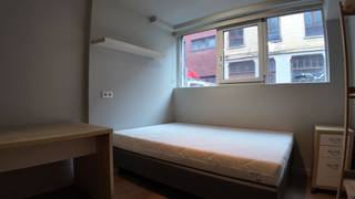 <p>In de Riddersstraat bieden we deze gezellige kamer aan met kitchenette en gedeelde badkamer. Deze kamer is de perfecte uitvalsbasis voor elke student die rust en comfort zoekt na een lange dag studeren. De locatie is een uiterste troef, zo ben je een steenworp verwijdert van het Leuvense stadscentrum, Gasthuisbergen en allerlei faculteiten en winkels.<br /><br />De kamer is volledig bemeubeld en de kitchenette is uitgerust met een lavabo, kookplaat en koelkast. Zo kan je meteen aan de slag en je helemaal thuis voelen op kot!<br /><br />Meer informatie of een bezichtiging ter plaatse? Contacteer ons via verhuur@connect-immo of 016 229 228<br /><br />Huurprijs: €605 + €90 provisie lasten<br />Onmiddellijk beschikbaar!</p>