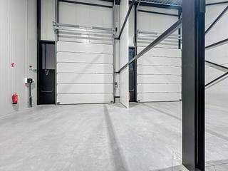 Nieuwbouwmagazijn van ca. 144 m² met kantoor van ca. 19 m² te huur in Wevelgem. Inclusief 2 staanplaatsen.Het project bestaat uit 6...