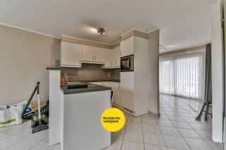 Lichtrijk appartement op de tweede verdiep in Westkerke met leefruimte met open keuken, één slaapkamer, apart toilet en badkamer met bad-douchecombinatie, lavabo en aansluiting wasmachine. Verder is er nog een bergruimte en twee terrassen. Het appartement heeft centrale verwarming op aardgas en er is geen lift aanwezig. Huurprijs: €600,00/maand. Beschikbaar onmiddellijk . EPC: energielabel B. (Ref. OU28862)
