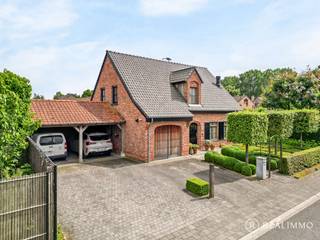 <strong>Een bijzonder complete gezinswoning waar ruimte, kwaliteit en een verzorgde afwerking hand in hand gaan.</strong><br />Deze stijlvolle woning is gelegen in een rustige residentiële woonverkaveling in Zwevegem, op korte afstand van winkels, scholen en alle nodige voorzieningen.<br />De eigendom werd doorheen de jaren met bijzonder veel zorg onderhouden en onderging vanaf 2016 een grondige en kwalitatieve renovatie.<br />Zo werden onder meer het dak en de vloeren vernieuwd en geïsoleerd, het buitenschrijnwerk vernieuwd en werd een prachtige uitbouw gerealiseerd die voor extra woonvolume en een aangename verbinding met de tuin zorgt.<br />Het resultaat is een bijzonder verzorgde en instapklare gezinswoning met vier volwaardige slaapkamers en mooie, ruime leefvertrekken.<br /><br /><strong>INDELING</strong><br /><strong>GV:</strong> Inkomhal met gastentoilet, ruime en lichtrijke leefruimte met gezellige ingebouwde houthaard (M-design) en aansluitend een polyvalente open bureauruimte, stijlvolle volledig ingerichte keuken, praktische wasplaats, afzonderlijke doucheruimte en inpandige garage met technische installaties. <strong>1<sup>e</sup>:</strong> Nachthal, 4 volwaardige slaapkamers voorzien van tal van praktische ingebouwde kasten en een ruime, volwaardige badkamer.<br /><strong>Verder beschikt de woning over:</strong> Een praktische kelder, ruime bergzolder, oprit met plaats voor 2 wagens, dubbele carport en een volledig aangelegde tuin.<br /><br /><strong>TECHNISCH</strong>
<ul>
	<li>Volwaardig oppervlaktes</li>
	<li>Gunstig EPC – label C</li>
	<li>CV op aardgas met condenserende gasketel</li>
	<li>Vernieuwde buitenschrijnwerk</li>
	<li>Zonnescreens aan de zuidzijde</li>
	<li>Conforme elektrische installatie</li>
	<li>Zonnepanelen met 2 thuisbatterijen</li>
	<li>Waterverzachter</li>
	<li>Dak vernieuwd en geïsoleerd</li>
	<li>Camerasysteem (NVR)</li>
</ul>
<br /><strong>TROEVEN</strong>

<ul>
	<li>Rustige residentiële ligging</li>
	<li>Alleenstaande woning op volwaardig perceel</li>
	<li>Ruime bewoonbare oppervlakte</li>
	<li>Grondig en kwalitatief gerenoveerd</li>
	<li>4 volwaardige slaapkamers</li>
	<li>Garage, dubbele carport en ruime oprit</li>
	<li>Volledig aangelegde tuin</li>
	<li>Gunstig EPC</li>
	<li>Conforme elektrische installatie</li>
	<li>Zonnepanelen met 2 thuisbatterijen</li>
	<li>Bijzonder verzorgde en instapklare eigendom</li>
</ul>
<br /><strong>Interesse in deze prachtige eigendom? </strong><br />Contacteer Aaron voor meer informatie of een bezoek ter plaatse op 0471 / 89 28 25 of via aaron@real-immo.be.
