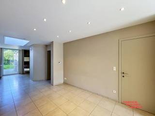 Brugge Startprijs : fantastisch gelegen herenwoning op korte afstand van het centrum van Brugge met indeling als volgt ;<br />De woning komt u binnen via een authentieke rustieke voordeur. De living bestaat uit 2 delen waarvan het voorste gedeelte ingericht is als zithoek en het middelste gedeelte als eethoek met uitzicht op de tuin. Deze heeft een oppervlakte van 36.50m2.<br />Aansluitend bevindt zich de volledig ingerichte keuken met toestellen als volgt ; ingebouwde koelkast, microgolf, vaatwas, oven, ceramische kookplaat en dampkap. Alle kasten en toestellen zijn in prima staat van onderhoud. De spots en de lichtkoepel zorgen voor voldoende lichtinval. Naast de keuken bevindt zich alvast een wc en berging voorzien voor wasmachine en droogkast. Tevens is de cv ketel hierin opgesteld. <br />De eerste verdieping is gemakkelijk te betreden via een antieke trap. Er bevinden zich 2 slaapkamers ( 20m2 - 11.5m2 ) waarvan de voorste beschikt over een balkon. De badkamer werd eveneens vernieuwd en is hierbij uitgerust met inloopdouche, hang wc en lavabomeubel met spiegel.<br />De tweede verdieping bestaat uit 1 ingerichte slaapkamer ( 20m2 ) en biedt de mogelijkheid om de tweede kamer om te vormen naar extra slaapkamer met mezzanine naar de zolder toe. Aan de achterzijde heeft u via een tuinpoortje onmiddellijk toegang tot een publiek speeltuintje.<br /><br />* Authentieke herenwoning met historische elementen<br />* 4 ruime slaapkamers<br />* Mooie rechthoekige tuin<br />* centrale cv op aardgas<br />* Gunstige EPC : C label<br />* Reeds grondig gerenoveerd<br />* Geïsoleerde zolder<br /><br />Voor info bel : 050/333976 - 0476/270379 ( buiten kantooruren )<br /><br /><br /><br /><br />