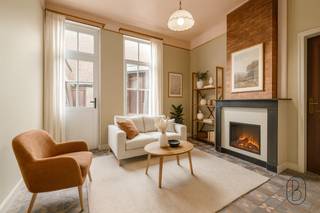 Deze te renoveren woning ligt in het centrum van Ronse, op 5 minuten van scholen en openbaar vervoer.<br /><br />INDELING: zithoek en eetruimte, keuken, koer met berging, kelder. Op de verdiepingen bevinden zich 2 slaapkamers en de zolder met potentieel.<br /><br />TROEVEN: In te richten zolder, koer met berging, dubbele leefruimte + keuken, goedgelegen in het centrum. <br /><br />Te koop via Immo Beguin, jouw vastgoedexpert sinds 2009, met kantoren in Ronse, Waregem, Kortrijk, Deinze, Doornik en Lessines.<br /><br />Voor meer info of een bezoek contacteer ons gerust!<br />Info@immobeguin.be