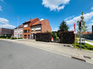 RUIME GEZINSWONING MET DIEPE TUIN EN VEEL POTENTIEEL IN WEVELGEMOntdek deze stevige en ruime woning in een rustige straat in Wevelgem. Met een diepe...