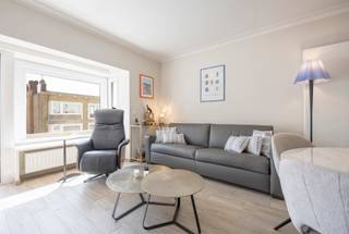 This stylishly renovated apartment is located in a prime location near Albertstrand beach and offers a side view of the sea. The entrance hall...