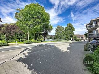 Dilbeek : IMMO STORE presenteert, in het bruisende hart van Dilbeek, een veelzijdige commerciële gelijkvloersruimte van 84 m². Deze instapklare unit — voorheen een zonnebankcenter — leent zich perfect voor uiteenlopende activiteiten, met uitzondering van horeca.<br /><br />Troeven:<br />Topligging in het centrum van Dilbeek, met goede visibiliteit en passage.<br />Flexibele indeling met modulaire cabines: eenvoudig aanpasbaar aan uw concept (retail, zorg/wellness, beauty, kantoor, dienstverlening, atelier/showroom, enz.).<br />Volledig uitgeruste keuken voor personeel.<br />Sanitair aanwezig.<br />Praktische berging/technische ruimte.<br />Gelijkvloerse toegankelijkheid.<br /><br />Neutrale afwerking die snel te personaliseren is.<br />Efficiënt ruimtegebruik geschikt voor 1-op-1-diensten of discrete consultaties.<br />Interesse? Plan vandaag uw bezoek en ontdek hoe deze centraal gelegen ruimte uw zaak sterker in de markt zet. Contacteer IMMO STORE op 02 203 03 03 voor meer informatie en beschikbaarheid.