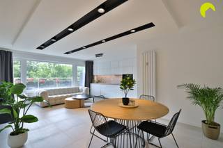 <p><span>Op zoek naar een volledig gerenoveerd appartement of een interessante investering? Dan is dit appartement misschien exact wat u zoekt!</span></p><p><span>Op een centrale locatie, aan de Roest D Alkemadelaan, vinden we dit kwalitatief, gerenoveerd 1-slaapkamer appartement. </span></p><p><span> </span></p><p><span>Het gebouw "Regent VI" dateert van 1970 en werd doorheen de jaren al grondig vernieuwd. Er zijn geen grote aanstaande kosten: het dak is reeds voorzien van isolatie, de zijgevels werden geïsoleerd, terrassen, balustrades en inkomhal,... allemaal recent vernieuwd om te voldoen aan de huidige normen. </span></p><p><span>Het appartement is gelegen in directe nabijheid van openbaar vervoer, winkels, scholen, verbindingswegen, ziekenhuizen, ...</span></p><p><span> </span></p><p><span>Indeling:</span></p><p><span>Vanaf het moment dat u het appartement betreedt valt onmiddelijk de open indeling op. De leefruimte geniet erg veel lichtinval door de grote raampartijen en </span></p><p><span>geeft ook toegang naar het zonnige terras! De open keuken is van alle comfort voorzien en beschikt over een aansluitende (was-) berging</span></p><p><span> </span></p><p><span>De badkamer is voorzien van een toilet, inloopdouche en badkamermeubel met lavabo, spiegel en bergkastjes.</span></p><p><span>Er is één ruime slaapkamer. Tot slot is er nog een handige kelderbergingi inclusief in de prijs.</span></p><p><span> </span></p><p><span>De details op een rijtje:</span></p><ul><li><span>Goed onderhouden appartement</span></li><li><span>Zeer ruim en zonnig terras</span></li><li><span>Vaste maandelijkse kosten bedragen circa 215 euro (provisie water en verwarming, syndicus, blokpolis, onderhoud gemene delen + liften, INCL RESERVEFONDS !)</span></li><li><span>Een conforme keuring van de elektriciteit wordt gegarandeerd</span></li><li><span>EPC: 103 kWh/m²jaar</span></li></ul><p><span> </span></p><p><span>Oppervlakte volgens meting EPC</span></p><p><span>P-score: A, G-score: A</span></p><p><span>Stedenbouwkundige aanwezig</span></p><p><span> </span></p><p><span>Voor meer info of een bezoek ter plaatse bel 03/449.42.41 of surf naar www.habicom.be</span></p><p><span>De waarde van uw eigendom kennen ? Contacteer vrijblijvend onze habicom expert in uw buurt.</span></p><p><span> </span></p><p><span> </span></p><p><span> </span></p>