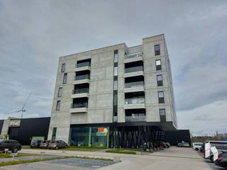 <strong><span>OPGELET:</span> Het is niet mogelijk om hier een adres te vestigen!<br /></strong><br />Stijlvol appartement met 2 slaapkamers en mooi terras op het bedrijventerrein "Campus Pelt".<br />Er is een berging en parkeerplaats aanwezig.<br /><br /><strong>BIJZONDERHEDEN:</strong><br />- Zonnepanelen aanwezig<br />- Airco<br />- Vloerverwarming<br />- Gemeenschappelijke kosten: €60/maand<br />- Beschikbaar vanaf 1/12/2026<br /><br /><strong>INDELING: </strong>Inkomhal, toilet, woonkamer, keuken, berging, badkamer, 2 slaapkamers<br />
<p>Indien u een bezichtiging wenst, gelieve u hieronder kandidaat te stellen.<br />Zodra we u hiervoor selecteren, contacteren we u voor een afspraak.</p>
<p>Door de grote toestroom van huuraanvragen, zijn we niet in de mogelijkheid iedereen persoonlijk te beantwoorden, indien u binnen 10 dagen geen reactie van ons heeft ontvangen, komt u niet in aanmerking voor dit pand.</p>