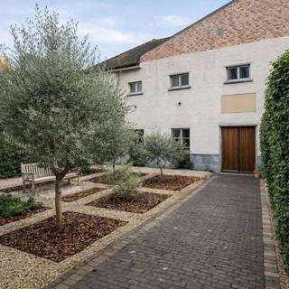 Dit schitterende penthouse is gevestigd in een stijlvol gerenoveerde graanschuur uit de jaren '40. Het karaktervolle, volledig vernieuwde gebouw is omgevormd tot drie luxe appartementen en biedt een ongeëvenaarde woonsfeer. Het gebouw is gelegen in een autoluwe fietsstraat, nabij het centrum van Kapellen. Hier geniet u van de serene omgeving, omgeven door groen en stilte.<br /><br />Bij binnenkomst via de smeedijzeren poort, wordt u verwelkomd door een fraai aangelegde voortuin en een indrukwekkend houten inkomportaal. Deze entree geeft al direct een warm en uitnodigend gevoel.<br /><br />Het unieke appartement combineert modern comfort met een stijlvolle afwerking en verwelkomt u via een ruime inkomhal, voorzien van een gastentoilet en ingemaakte vestiairekasten. De hal leidt naar de royale leefruimte van +/- 50 m², afgewerkt met een elegante parketvloer en ramen die zorgen voor een overvloed aan natuurlijk licht. De open designkeuken is een ware eyecatcher en geheel uitgerust met hoogwaardige inbouwtoestellen, maatkasten en een groot eeteiland met plek voor zes Personen. Aangrenzend vindt u een praktische berging en een compact overdekt buitenterras. Centraal in het appartement geven grote schuiframen toegang tot het grote zuidwest georiënteerde terras, waar u kan genieten van een prachtig verzicht. <br /><br />Daarnaast beschikt het appartement over twee comfortabele slaapkamers van respectievelijk 13 m² en 12 m², een praktische berging/waskamer en een smaakvol ingerichte badkamer met een ligbad, een dubbele wastafel en een tweede toilet.<br /><br />Achteraan is een gemeenschappelijke fietsenberging voorzien en een private garagebox met automatische poort (optioneel bij te kopen)<br /><br />** Dit appartement beschikt over volgende troeven:** <br />- Private garagebox (bij te kopen)<br />- Kleinschalig gebouw met lage gemeenschappelijke lasten <br />- Rustige en groene omgeving <br />- Zonnig terras met optimale zuidwest oriëntatie <br />- Elektriciteit conform <br />- Goede bereikbaarheid van winkels, invalswegen en de "fietsostrade" naar Antwerpen<br /><br />Overtuig uzelf van de charme, het comfort en de prachtige omgeving tijdens een bezoek ter plaatse!<br /><br /><br />* Wolf Vastgoed – waar uw woonwensen werkelijkheid worden *