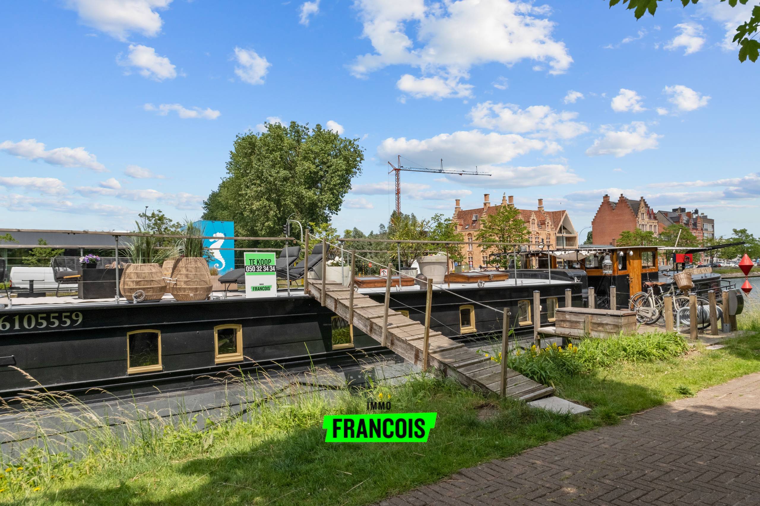 Karaktervolle woonboot met domiciliering (geen registratierechten) met ligplaats op toplocatie te Brugge! - foto 1