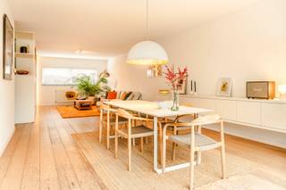 Welkom in Leo Metsstraat 5 te Zwijndrecht.Een woning die meteen indruk maakt door haar kwaliteit, ruimte en lichtinval.We betreden de woning via een...