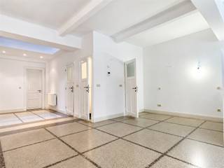 Spacious ground floor apartment with an open, loft feeling where you can go in all directions in terms of layout and design.In addition to the modern kitchen with, among other things, an electric stove and dishwasher, you have a cozy veranda with lots of light.There is also a bathroom with a shower, the toilet is separate and there is also a small storage room with washing machine connection.Fantastic about this apartment is the large city garden of 40m² where you can relax.- Monthly costs: 55, - euro include: maintenance and consumption of common parts, elevator- Rental deposit: 2400, - euro (3 months rent)- Available: immediately- Type of contract: Fixed term (1 year) (renewableWalk outside of this Art Deco-style apartment building and cross the street to the ZURENBORG district, where you can enjoy the vibrant city life. You can go shopping in the local neighborhood shops or pop into the popular Delhaize on the Plantin and Moretuslei after work: thanks to the redevelopment one of the most beautiful access roads in Antwerp. A Friday evening after work, a Saturday shopping day or a Sunday diaper day, you can easily reach the heart of the old city by bicycle, tram or bus. With Antwerp Central station within walking distance or via the Singel with roads to Brussels, Ghent and the Netherlands, you are on the road in no time.Abricasa stands for personal real estate management from A to Z! Call us for a no-obligation appointment on 03 259 04 04.