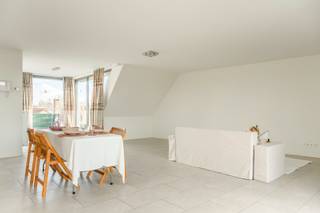 Bij het betreden van het appartement komt u in de inkomhal die toegang geeft tot de verschillende ruimtes. De open en ruime leefruimte geniet van...