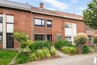 <p><strong>Instapklare gezinswoning met 3 slaapkamers en gezellige tuin<br /></strong>Deze verzorgde gezinswoning is rustig gelegen in een aangename woonwijk te Wilrijk en combineert ruimte, comfort en een uitstekende ligging. Met drie volwaardige slaapkamers, een polyvalente zolderruimte en een onderhoudsvriendelijke tuin biedt deze woning een aangename combinatie van wooncomfort, functionaliteit en tal van mogelijkheden.</p>
<p><strong>Belangrijke kenmerken</strong><br />- Bewoonbare oppervlakte: 127 m²<br />- 3 slaapkamers<br />- Extra zolderruimte<br />- Ruime, lichtrijke leefruimte<br />- Onderhoudsvriendelijke ZW tuin met tuinberging<br />- Condensatieketel op gas<br />- EK = conform<br />- EPC-label C (273 kWh/m²) ==> De ramen werden vernieuwd na de opmaak van het EPC<br />- Verschillende parken en recent vernieuwde speeltuinen op wandelafstand (o.a. Park van Eden en Wanninkhovepark)<br /><br /><strong>Indeling<br /></strong>Via de inkomhal bereikt u, langs het gastentoilet en de praktische was-/bergruimte, de ruime en lichtrijke leefruimte met aansluitend de volledig uitgeruste keuken. Op de eerste verdieping bevinden zich drie ruime slaapkamers en een badkamer met douche, toilet en lavabo. De zolderverdieping schept de mogelijkheid tot het creëren van een extra polyvalente ruimte die perfect kan dienen als bureau, hobbyruimte, berging of extra slaapkamer. De onderhoudsvriendelijke tuin beschikt bovendien over een ruime tuinberging.</p>
<p><strong>Ligging<br /></strong>De woning geniet van een gunstige ligging te Wilrijk, nabij winkels, scholen, openbaar vervoer en belangrijke invalswegen richting Antwerpen en Brussel.</p>
<p>Kortom: Een ideale woning voor wie op zoek is naar een instapklare thuis op een centrale locatie.<br /><br />Stedenbouwkundige info in aanvraag.</p>