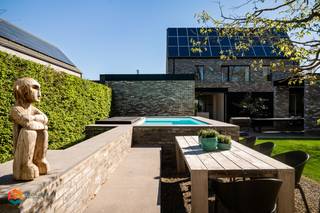 Op een gunstige en vlot bereikbare ligging in Putte bevindt zich deze exclusieve, stijlvol vormgegeven villa, gelegen op een perceel van 998 m²...