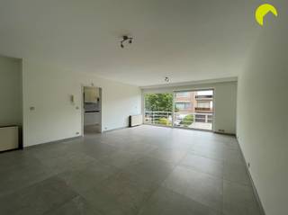 <p><span>In de populaire Buizegemwijk te Edegem, vinden we dit ruim 2 slaapkamer appartement gelegen op de eerste verdieping van een verzorgd gebouw terug. Op wandelafstand vindt u lokale winkels, openbaar vervoer en het mooie park Romeinse Put. </span></p><p><span> </span></p><p><span>Indeling:</span></p><p><span>We komen het appartement binnen in de ruime inkomhal met ingemaakte vestiaire en apart gastentoilet. Vooraan komen we in de lichtrijke leefruimte (33m²). Aansluitend op de woonkamer komen we in de keuken, voorzien van kasten en toestellen (dubbele spoelbak, keramisch kookvuur, dampkap, oven en combi- microgolfoven, vaatwasser, koelkast en diepvries ). Naast de keuken is er ook een handige berging, voorzien van een wasbak en aansluitingen voor wasmachine en droogkast. </span></p><p><span> </span></p><p><span>Het appartement telt 2 slaapkamers, waarvan de kleinste toegang biedt tot een gezellig en zonnig terrasje. </span></p><p><span>De badkamer is voorzien van een ligbad/douche- combinatie en een dubbel lavabomeubel. Tevens is er nog een kleine extra berging aanwezig in de hal. </span></p><p><span> </span></p><p><span>Bij het appartement hoort een privatieve garagebox met oprit én voorziening van elektriciteit- én water, die verplicht bij gehuurd moet worden aan € 50/maand.<br />Tot slot beschikt u in de kelder nog over een ruime privatieve berging, eveneens voorzien van elektriciteit. </span></p><p><span> </span></p><p><span>Nuttige informatie:</span></p><ul><li><span>Onmiddellijk beschikbaar</span></li><li><span>Gemeenschappelijke kosten: € 80 per maand (provisie water, onderhoud gemene delen en minuterie gemene delen)</span></li><li><span>EPC: 220 kWh/m²</span></li><li><span>Huurwaarborg: 3 maanden </span></li><li><span>Plaatsbeschrijving € 225 </span></li><li><span>Garagebox + oprit voor €50</span></li></ul><p><span> </span></p><p><span>Boek nu zelf ONLINE uw afspraak in. Surf naar het betreffende eigendom op onze website <span>www.habicom.be</span></span><span> en klik op de roze knop 'PLAN EEN BEZOEK'. </span></p><p><span>Meer info over Edegem vind je op <span>www.woneninedegem.be</span></span></p><p><span> </span></p>