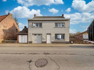 TE RENOVEREN WONING MET 3 SLAAPKAMERS, GARAGE EN TERRAS IN VIANEIn het charmante Viane vindt u deze ruime woning boordevol potentieel, ideaal voor...