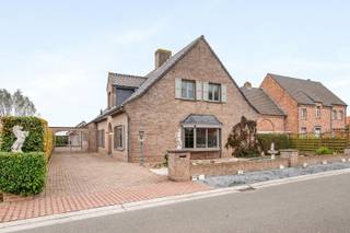 ALLEENSTAANDE VILLA MET 5/6 SLAAPKAMERS, DUBBELE GARAGE EN TUINIn het gezellige gehuchtje genaamd de "Brandhoek" en een doodlopende zijstraat van de...
