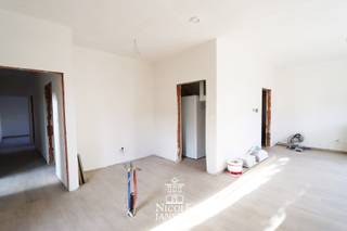 EXTRA ACTIE:<br />Bij aankoop van een appartement krijgt u € 5000 korting op de autostandplaats<br /><br />Mogelijkheid aankoop onder 6% BTW *<br />* Indien u aan de voorwaarden voldoet<br /><br />Residentie Prinsenhof is een uniek woonproject in hedendaagse architectuur en overtuigt topkwaliteit voor wat betreft de bouwtechniek, duurzaamheid, comfort en woongevoel in het centrum van Maaseik.<br /><br />Deze appartementen geven het wonen in een stad een heel andere dimensie.<br /><br />=> Indeling<br />- Inkomhal<br />- Apart toilet<br />- Leefruimte met keuken<br />- Berging<br />- 2 slaapkamers<br />- Badkamer<br />- Terras van 17,23m²<br /><br />=> Kenmerken:<br />- Ventilatiesysteem D met warmterecuperatie<br />- De appartementen zijn voorzien van een zeer betrouwbare warmtepomp die zich kenmerkt door een laag E-peil en een stille werking. De hoge energie-efficiënte zorgt voor een gevoelige verlaging van het E-peil. De warmtepomp is bovendien de stilste warmtepomp in zijn soort die momenteel op de markt is. Zij voorziet de appartementen individueel van voldoende energie en van warm water dankzij een ingebouwde boiler.<br />- Lift en videofoon aanwezig<br />- Zonnepanelen op de platte daken<br />- Appartementen zijn zeer energiezuinig waardoor gunstige regeling onroerende voorheffing<br /><br />=> Verkoopprijzen exclusief:<br />- Autostandplaats in kelder <br />- Privatieve kelderberging