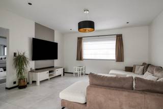 <p>[[ DIT PAND NEEMT DEEL AAN DE ERA OPEN HUIZEN DAG OP 13/6 VAN 13:00 TOT 14:00 ]]</p><p> </p><p>Deze instapklare woning combineert comfortabel wonen met een praktische indeling en een rustige ligging aan de stadsrand met veel parkeergelegenheid. In 2019 werd de woning grondig gerenoveerd en sindsdien steeds met zorg onderhouden. Dankzij de slaapkamer en badkamer op het gelijkvloers is gelijkvloers wonen perfect mogelijk, terwijl de bovenverdieping nog twee extra slaapkamers biedt. Bovendien zorgt de aanwezige airconditioning voor extra comfort, zowel in de zomer als in de winter. Buiten geniet u van een nette, onderhoudsvriendelijke tuin met terras, ideaal om in alle rust te ontspannen.</p><p> </p><p>Belangrijkste ruimtes:</p><p>• Woonkamer met airco en veel lichtinval</p><p>• Keuken uitgerust met vaatwasser, dampkap, microgolfoven, koelkast, diepvries, oven en gaskookplaat</p><p>• Badkamer met inloopdouche, ligbad en dubbele wastafel in meubel</p><p>• Berging met aansluiting voor wasmachine</p><p>• Drie slaapkamers</p><p>• Inkomhal</p><p>• Tuin met terras en berging</p><p> </p><p>Troeven:</p><p>• Instapklaar</p><p>• Halfopen bebouwing</p><p>• Zeer rustig gelegen nabij centrum Mechelen en alle voorzieningen</p>