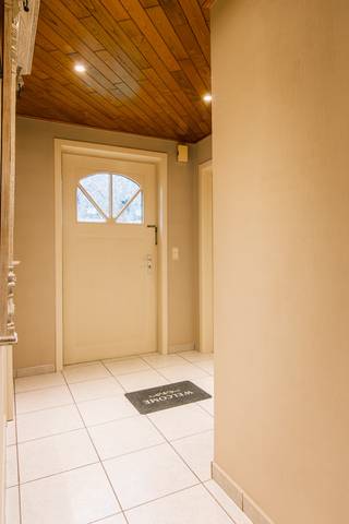 Deze alleenstaande woning is gelegen in een residentiële en rustige buurt op een boogscheut van het centrum.<br />Door zijn centrale ligging zijn tal van faciliteiten in de buurt alsook goede verbinding naar de Ringlaan N35.<br />De woning heeft dubbele inpandige garage met 1 automatische poort, dubbele carport achter gesloten automatisch hekken en vooraan parkeerplaats voor 3 wagens.<br />Achteraan kunt u vertoeven in de zuidwest gelegen tuin met terras en tuinhuis.<br /><br />Gelijkvloers: inkomhal - gastentoilet - ruime leefruimte met eet- en zithoek voorzien van prachtige sierschouw met houthaard en centrale verwarming op gas - keuken met kwalitatieve toestellen en voorzien van ruimte voor eetplaats - kelder - 2 ruime slaapkamers - badkamer met ligbad, douche en dubbele lavabo - veranda met toegang naar tuin.<br /><br />1e V: nachthal - 3 ruime slaapkamers met centrale verwarming gas - kleine bergruimte.<br /><br />Algemeen:<br />- EPC 201 - label C<br />- Grote automatische zonneluifel achteraan<br />- Toplocatie en dichtbij centrum en scholen<br />- Vrij vanaf 15/12/2025<br /><br />Huurprijs: € 980/maand.<br /> 