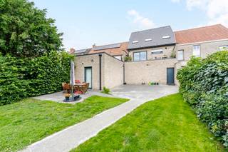 EPC Handelspand: Unieke code: 20260224-0003810386-KNR-1, label B
In het centrum van Kortemark bevindt zich dit uitstekend onderhouden eigendom die een comfortabele woning combineert met een ruime handelsruimte. Dankzij de centrale ligging en de uitstekende zichtbaarheid biedt dit pand een unieke opportuniteit voor mensen die wonen en werken op één locatie willen combineren.
Via de inkomhal met gastentoilet betreedt u de ruime en lichtrijke leefruimte, waar de vele raampartijen zorgen voor een aangenaam lichtinval. Aansluitend bevindt zich de volledig geïnstalleerde keuken met rechtstreekse toegang tot het terras. Op dit verdiep bevinden zich bovendien een praktische douchekamer, wasplaats en aparte bergruimte.
Boven zijn er twee bijzonder ruime slaapkamers aanwezig, waarvan één eenvoudig kan worden opgesplitst om een extra slaapkamer te creëren. Verder beschikt deze verdieping over een verzorgde badkamer uitgerust met een ligbad, dubbele lavabo en toilet, evenals een bijkomende bergruimte. Via een schuiftrap bereikt u de geïsoleerde bergzolder die extra opslagmogelijkheden biedt.
De handelsruimte, met een oppervlakte van ongeveer 100 m², is bereikbaar via de voorzijde van het pand en via een aparte toegang vanuit de woning. Met deze oppervlakte kan de ruimte volledig naar eigen wens worden ingericht voor uiteenlopende commerciële activiteiten. De grote etalage in combinatie met de centrale ligging zorgt voor een uitstekende visibiliteit en commerciële uitstraling. Achter de handelsruimte bevindt zich nog een praktische stockageruimte met keuken, waarvan het dak recent werd vernieuwd.
Buiten geniet u van een aangename tuin waar u in alle rust kunt ontspannen. Achteraan bevinden zich twee ruime garages met sectionaalpoorten, bereikbaar via een praktische achteruitweg, wat zorgt voor extra comfort en toegankelijkheid.
Ook op vlak van comfort, energiezuinigheid en veiligheid heeft deze eigendom heel wat te bieden. De handelsruimte is uitgerust met inbraakveilig glas en een inbraakveilige deur, terwijl het volledige gebouw beveiligd wordt door een alarmsysteem. Overal in het pand uitstekende wifi-ontvangst via een meshsysteem. Daarnaast werd de verwarmingsketel recent vernieuwd, is het pand asbestvrij en beschikt het over een gunstig EPC-label B.
Mis deze kans niet en neem snel contact op met Hyboma.
