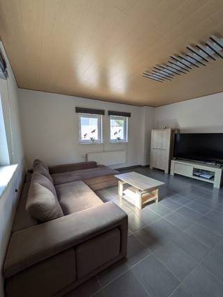 Instapklare en goed onderhouden gezinswoning met zonnige tuin en ruime garage in Werchter<br /><br />Deze verzorgde en goed onderhouden woning is rustig gelegen in het landelijke karakter van Werchter, met een vlotte verbinding naar scholen, winkels, openbaar vervoer en de op- en afritten van de E314 via Aarschot en Rotselaar.<br /><br />De woning beschikt over drie slaapkamers, waaronder één zeer ruime master bedroom en twee volwaardige slaapkamers. De lichtrijke leefruimte biedt een mooi uitzicht op de volledig zuidgerichte tuin. Verder is er een volledig ingerichte keuken en een ruime badkamer met ligbad én aparte douche.<br /><br />Zowel op het gelijkvloers als op de verdieping bevindt zich een apart toilet. Daarnaast beschikt de woning over een ruime zolder met veel opbergmogelijkheden.<br /><br />De aangename, volledig omheinde en zuidgerichte tuin vormt een ideale plek om te genieten van de zon en de rust. Achteraan bevindt zich een ruime garage van ca. 50 m², perfect voor een hobbyist, zelfstandige of wie extra opslagruimte wenst. De garage is uitgerust met een 400 V-aansluiting en voorzieningen voor regenwater.<br /><br />De woning biedt een bewoonbare oppervlakte van ongeveer 180 m² en is gelegen op een perceel van 535 m².<br /><br />Tussen 2007 en 2014 werd de woning grondig gerenoveerd. Nadien werden nog zonnepanelen (ca. 5.000 kWh opbrengst per jaar) en een zonneboiler geplaatst. In 2024 werd bovendien een volledig nieuwe gasketel geïnstalleerd.<br /><br />Troeven:<br />- Rustige, centrale ligging nabij bos en natuur<br />- Instapklaar (enkel beperkte opfrissingswerken naar eigen smaak)<br />- EPC C (dicht bij EPC B)<br />- Zuidgericht terras en tuin met overkapping en een luifel<br />- Grote garage van ca. 50 m²<br />- 2 à 3 private parkeerplaatsen<br />- Volledig omheinde tuin<br />- Airconditioning in elke slaapkamer (aparte binnen- en buitenunit)<br />- Ruime regenwatercapaciteit<br />- Zonnepanelen en zonneboiler<br /><br />Verkoop uit de hand – geen makelaarskosten.