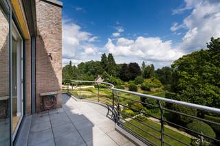 Ideally located between Woluwe Park and Montgomery Square, this luxury apartment offers a gross floor area of ± 228 m² (PEB) and three bedrooms...