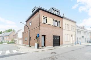 <p>Ben je op zoek naar een ruime bel-etage met 3 slaapkamers, uitzonderlijk grote garage en terras aan de stadsrand van Aalst? Gevonden!<br />Deze ruime woning (240m²) geniet van een uitstekende ligging nabij winkels, scholen, diverse invalswegen en op wandelafstand van het station. Een absolute troef is de grote inpandige garage op het gelijkvloers, voorzien van een hoge automatische poort (2022) en geschikt voor een camionette of meerdere wagens. Achteraan bevindt zich bovendien een extra ruimte die perfect kan dienen als bureau voor een zelfstandige, atelier, werkplaats, hobbyruimte of mancave.<br />Ook technisch werd de woning doorheen de jaren grondig vernieuwd. Zo dateren de ramen van 2018 en werden in 2021 een nieuwe condensatieketel en badkamer geplaatst. De daken en dakgoten werden reeds in 2017 vernieuwd, terwijl ook de waterleidingen en elektrische installatie werden aangepakt. Automatische rolluiken en zonnewering, aangevuld met vliegenramen met petscreen, zorgen voor extra comfort in de woning.</p>
<p>Op de eerste verdieping vind je de gezellige leefruimte met halfopen keuken en rechtstreekse toegang tot het terras. De keuken werd vernieuwd in 2014 en is uitgerust met onder meer een stoomoven, bordenwarmer, koelkast, vaatwasser en een recent geplaatste oven met 5 jaar garantie. Op deze verdieping bevindt zich eveneens de vernieuwde badkamer met inloopdouche, toilet en lavabo. De tweede verdieping telt drie slaapkamers en een afzonderlijk toilet.</p>