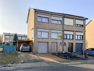 Deze uitstekend gelegen halfopen bebouwing biedt op het gelijkvloers een ruime inkomhal met apart toilet, een inpandige garage (automatische poort)...