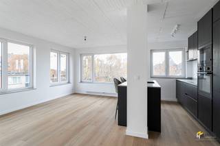 Jan Van Parijsstraat 3 (3e verd.) - Deurne Lichtrijk vernieuwbouwappartement (77 m²) met 2 slaapkamers en terras (3 m²) in Deurne. Je woont aan de...