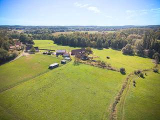 Welkom op de Wijnberg in groen Rillaar! Vandaag stellen wij jullie deze prachtige langgevel hoeve voor met roots tot in de 19de eeuw. Deze hoeve zit boordevol potentieel, en ongelofelijk ruim! Aanpalend aan de hoeve heeft u maar liefst 1ha aan weilanden, met de mogelijkheid om nog 3 extra percelen aan te kopen van opnieuw 1.2hA. (zie foto's) De hoeve heeft vandaag 2 slaapkamers op het eerste verdiep, grenzend aan een zolderruimte waar u eenvoudig 3-4 bijkomstige slaapkamers kan verwezenlijken. Het gelijkvloers bestaat uit een grote leefruimte met aanpalend de gemoderniseerde keuken, én een aparte eetruimte. Daarnaast treft u hier ook een derde slaapkamer of bureaukamer. Naast het woongedeelte heeft u ook verschillende ruimtes dat vandaag dienen als opslag/werkhuis, maar dewelke u makkelijk kan aansluiten aan de leefruimte om zo zeer ruim en lichtrijk te wonen. Tot slot is er ook een droge kelder aanwezig. Het dak is reeds vernieuwd in 2015 en voorzien van een volledig nieuwe dakstructuur. De ramen werden in 2012 deels vervangen door dubbel glas. De achterliggende bijgebouwen zijn zéér ruim, en perfect voor landbouwvoertuigen en/of het houden van dieren/paarden. Daarnaast kunnen deze ook dienst doen als garage of carport. U geniet hier van een adembenemend en groen uitzicht, op een uiterst rustige ligging maar mét de voordelen van Aarschot centrum op 5km! De mogelijkheden van deze hoeve zijn eindeloos, en wij helpen u graag met het bespreken en uitwerken van uw plannen!