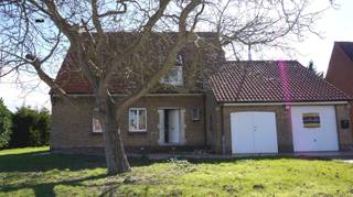**Charmant huis met 4 slaapkamers en een prachtige tuin vol potentieel!** Ontdek deze ruime woning met 4 slaapkamers en 2 badkamers, perfect voor...